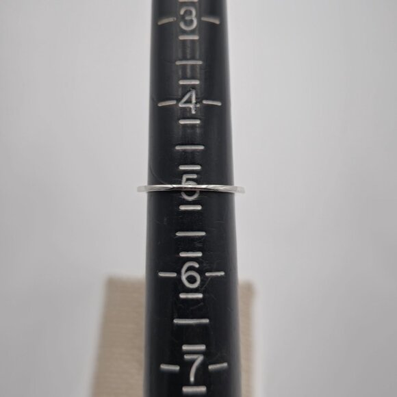 Stunning Silver Women's Ring with Crystal Accents - Picture 6 of 8